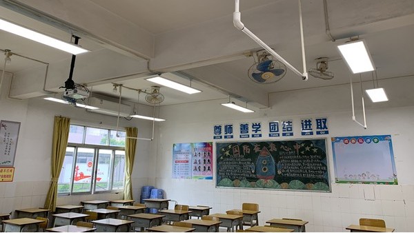 教室燈變?nèi)岷土?，學(xué)生的眼睛<i style='color:red'>舒服</i>了！教室照明改造有效預(yù)防近視
